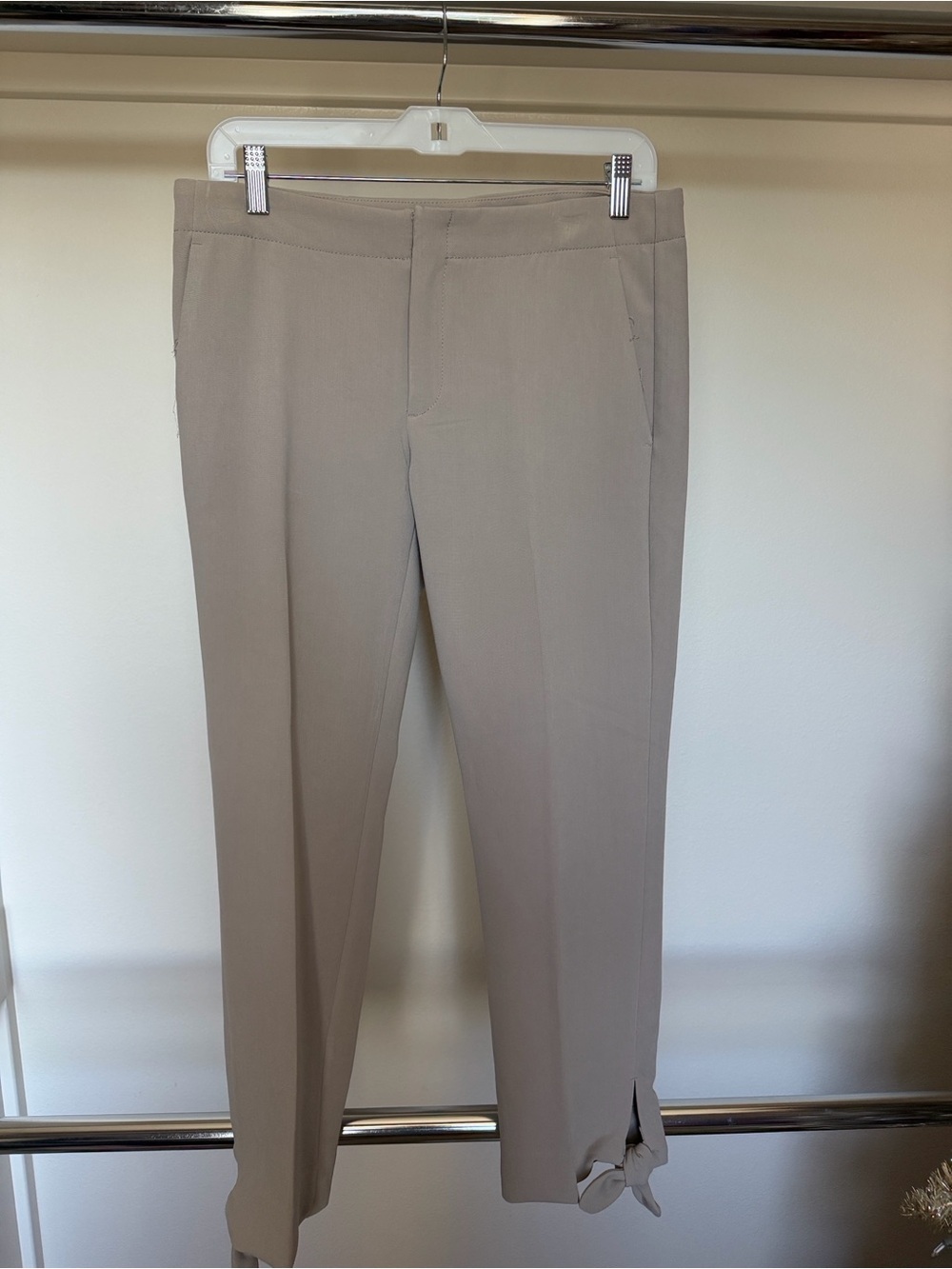 Women’s Banana Republic Tailored Dress Pants with bows in Light Taupe